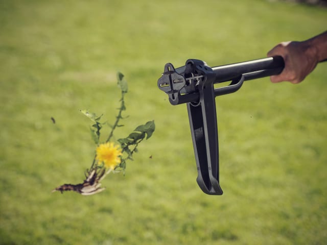 Fiskars Solid Weed Puller with Long Handle and Stainless Steel Claws