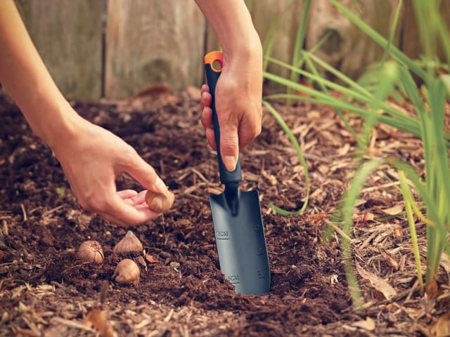 Fiskars Ergo Transplanter Lightweight Steel Garden Tool with Ergonomic Handle