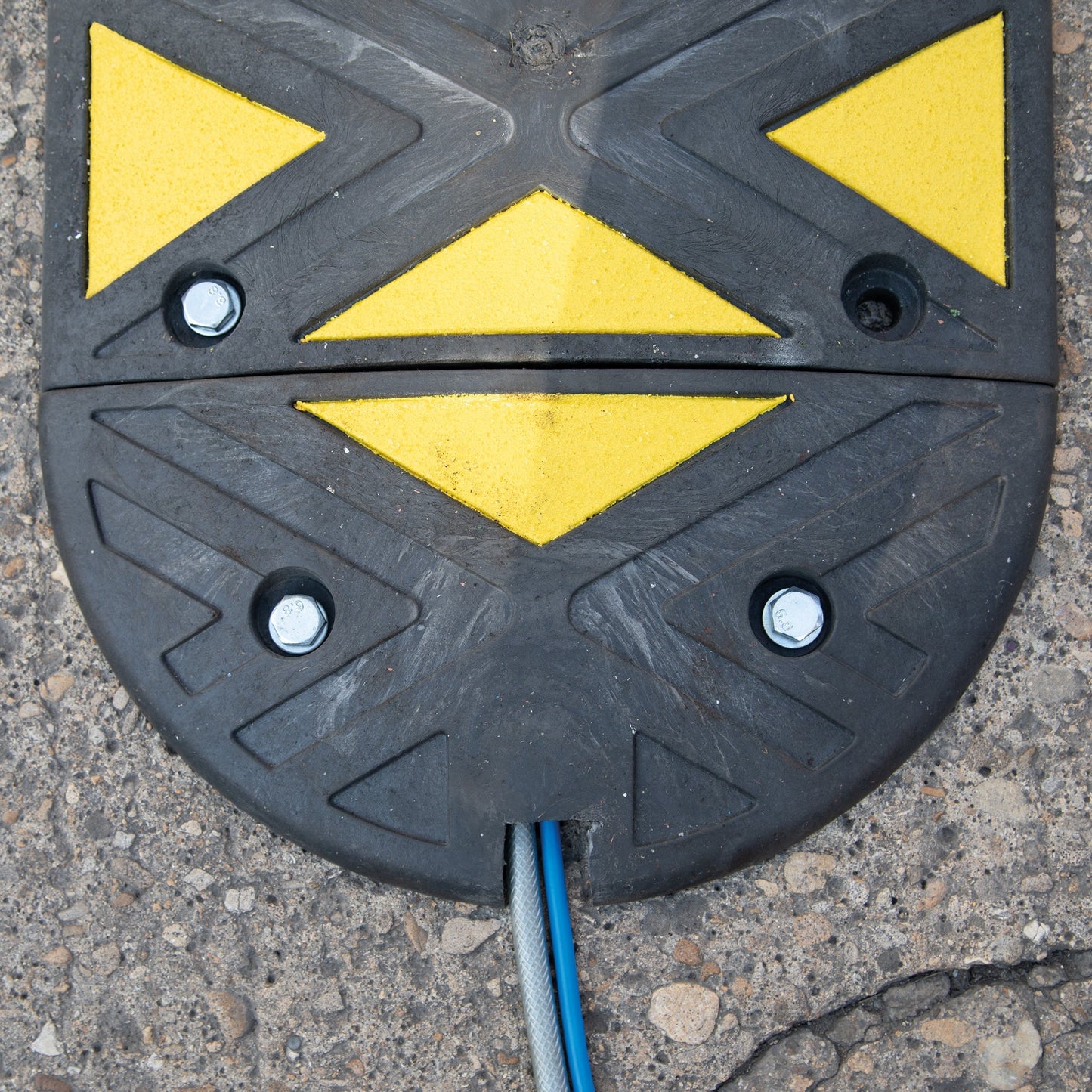 JSP Ridgeback End Cap Speed Ramp 10MPH-18KM/H Reflective Safety Design