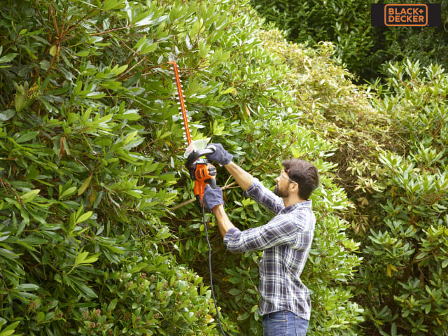 BLACK + DECKER BEHTS401 Hedge Strimmer 55cm 500W with Saw Blade 240V