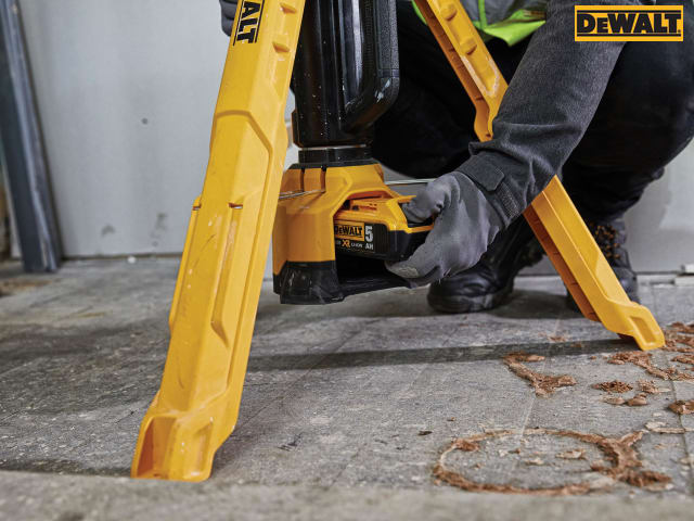 DEWALT DCL079 XR LED Tripod Light 18V 3000lm Adjustable Height IP55 Bare Unit