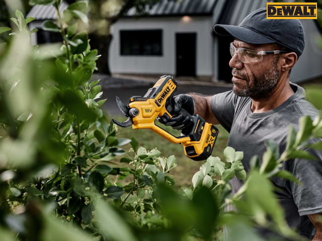 DEWALT DCMPP568P1 XR 18V Pruner with 5.0Ah Battery and Charger, 38mm Cut