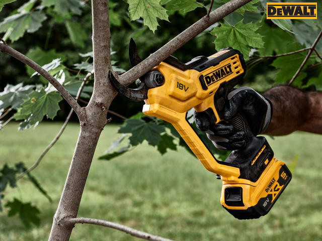 DEWALT DCMPP568P1 XR 18V Pruner with 5.0Ah Battery and Charger, 38mm Cut