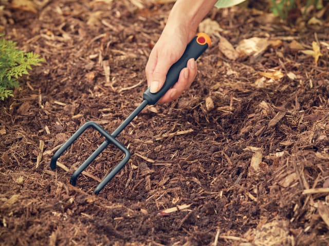 Fiskars Ergo Cultivator Lightweight Steel Tool with Ergonomic Handle - Gardening