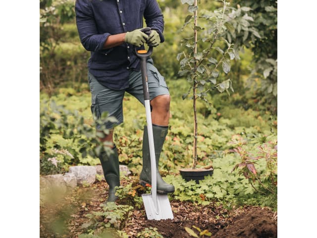 Fiskars Xact Telescopic Pointed Spade Ergonomic SoftGrip Handle 110.8-130cm