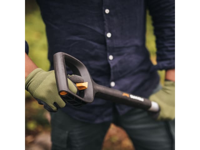 Fiskars Xact Telescopic Pointed Spade Ergonomic SoftGrip Handle 110.8-130cm