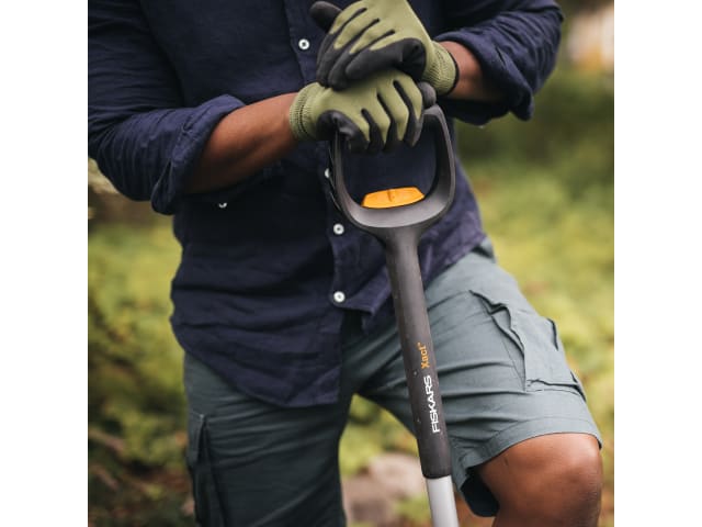 Fiskars Xact Telescopic Pointed Spade Ergonomic SoftGrip Handle 110.8-130cm