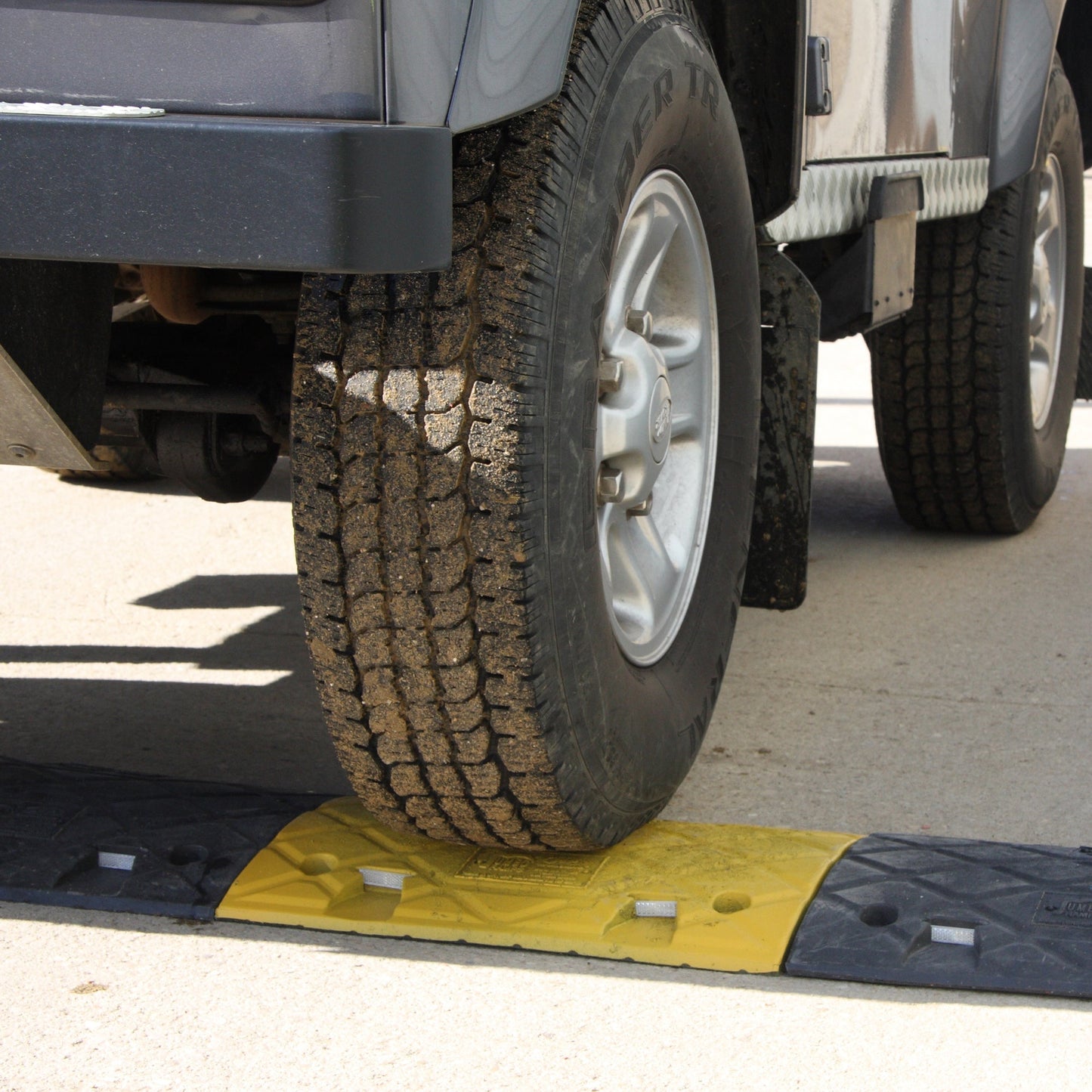 JSP Jumbo 5cm Speed Ramps Pair 10MPH 16KM/H Reflectors Cable Channel