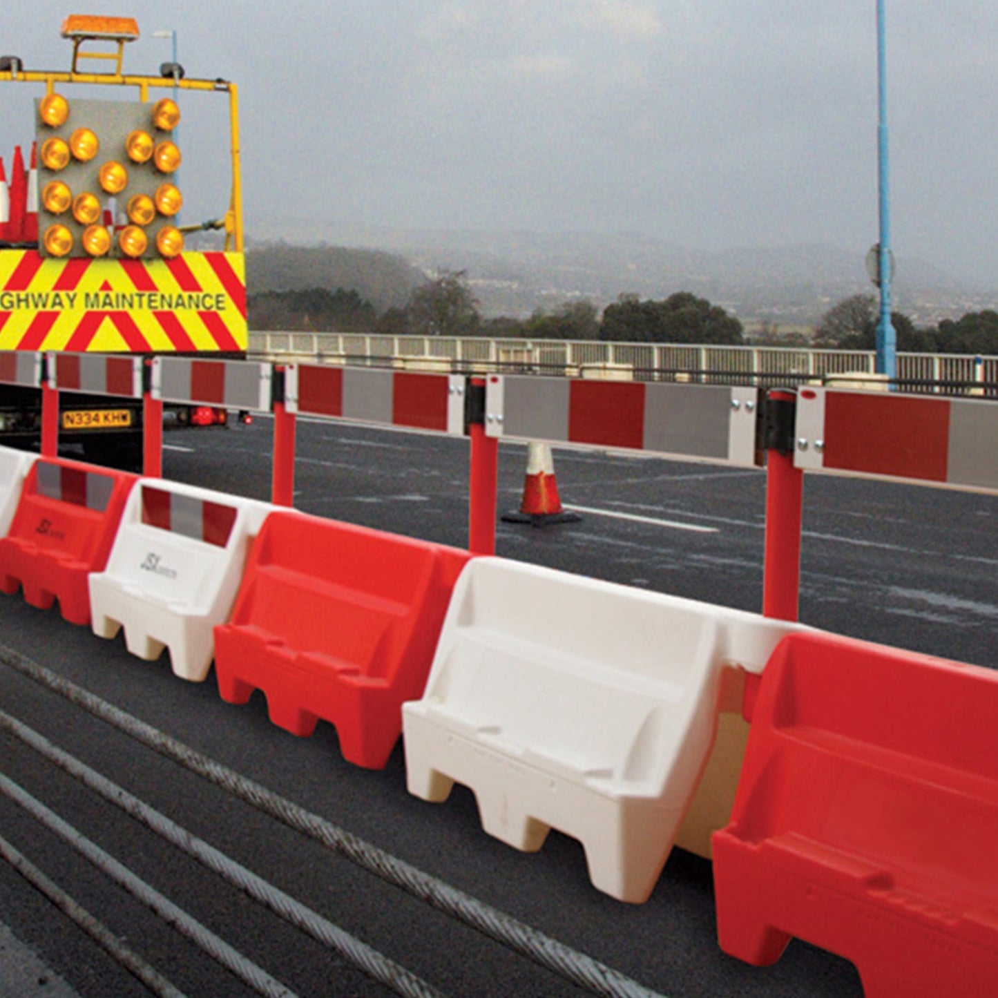 JSP Roadbloc Traffic Separator Mini Roundabout Water-Filled Reflective Strips