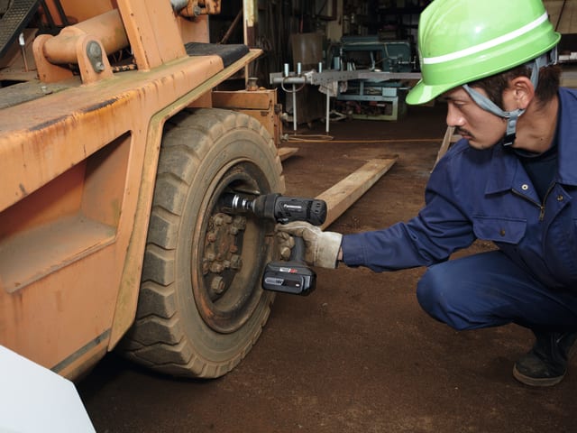 Panasonic EY7552X 18V Heavy-Duty Impact Wrench Compact Design Low Vibration