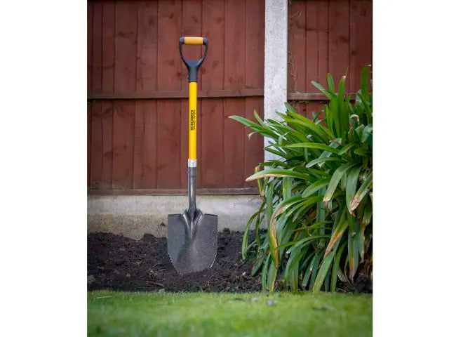 Roughneck Round Shovel with Sharp Edge Fibreglass Handle 42in Heavy Duty