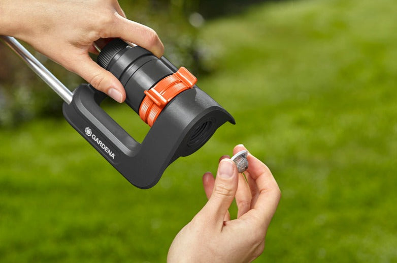 Gardena Aqua S Oscillating Sprinkler for Lawns 90-220 mÂ² Adjustable Range