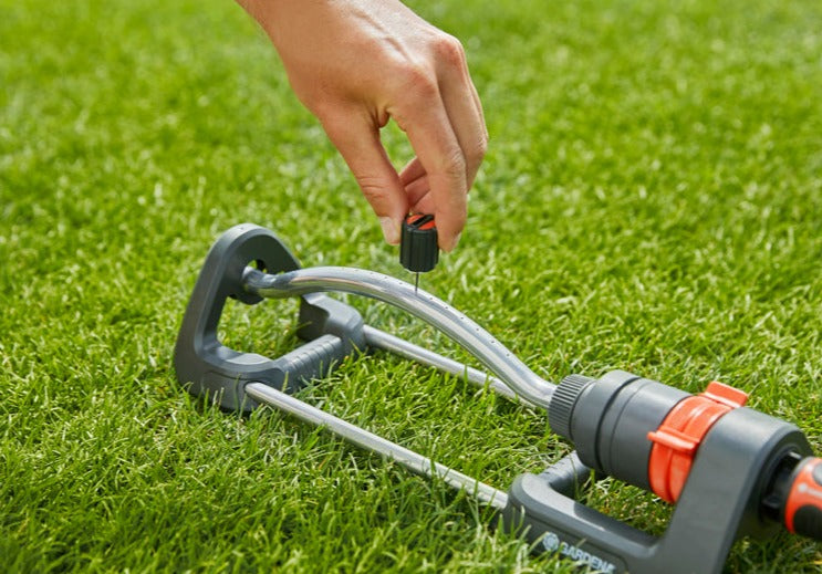 Gardena Aqua S Oscillating Sprinkler for Lawns 90-220 mÂ² Adjustable Range